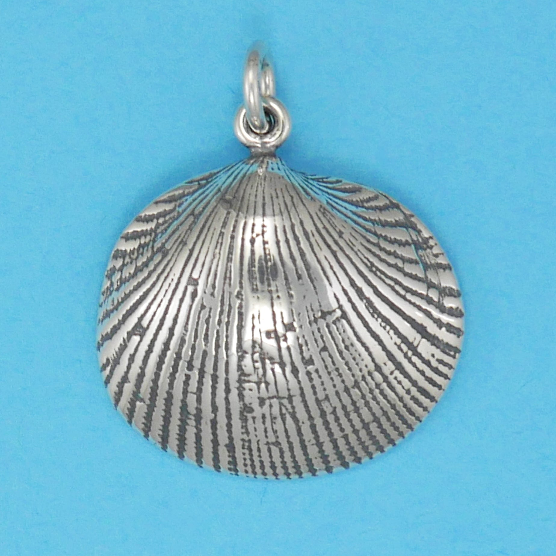 Clam Shell Charm - Charmworks