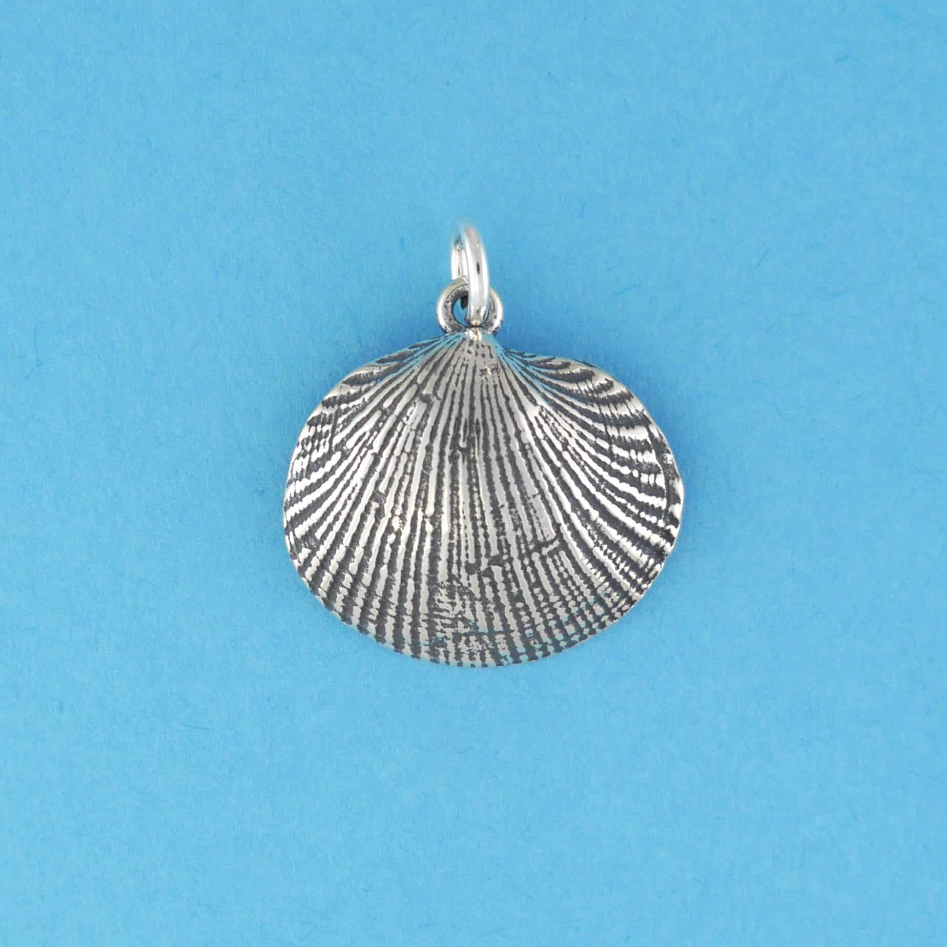 Clam Shell Charm - Charmworks