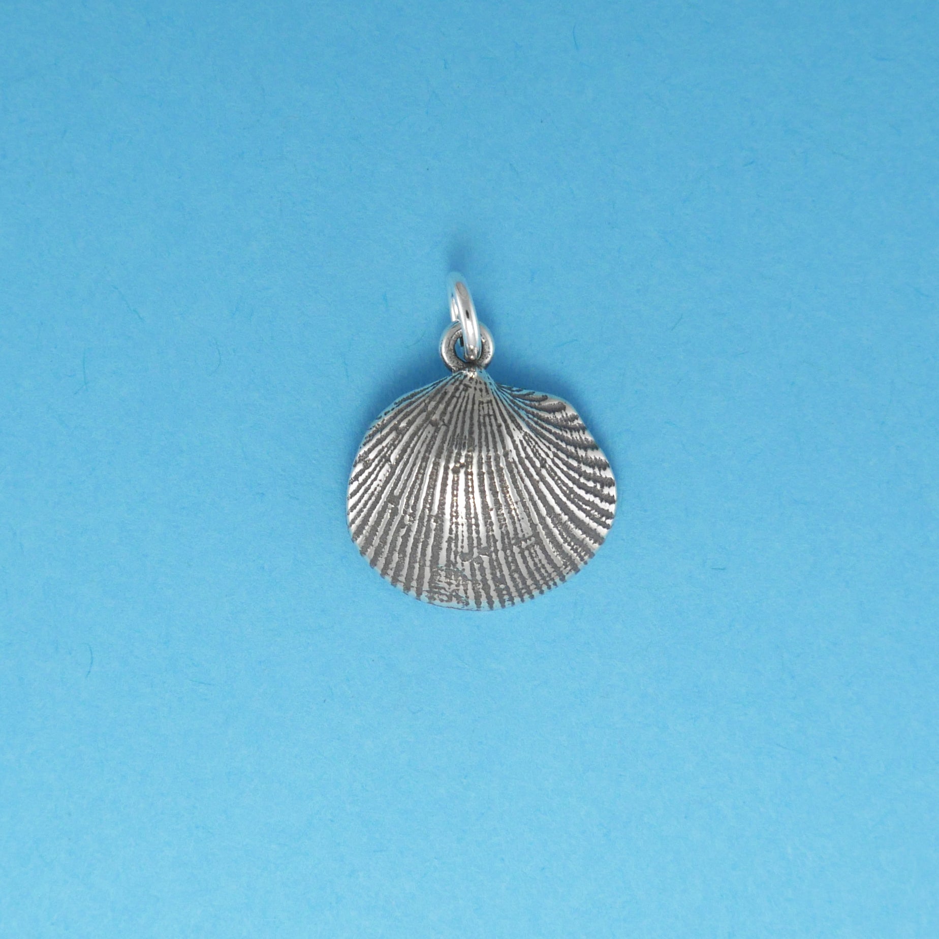 Clam Shell Charm - Charmworks
