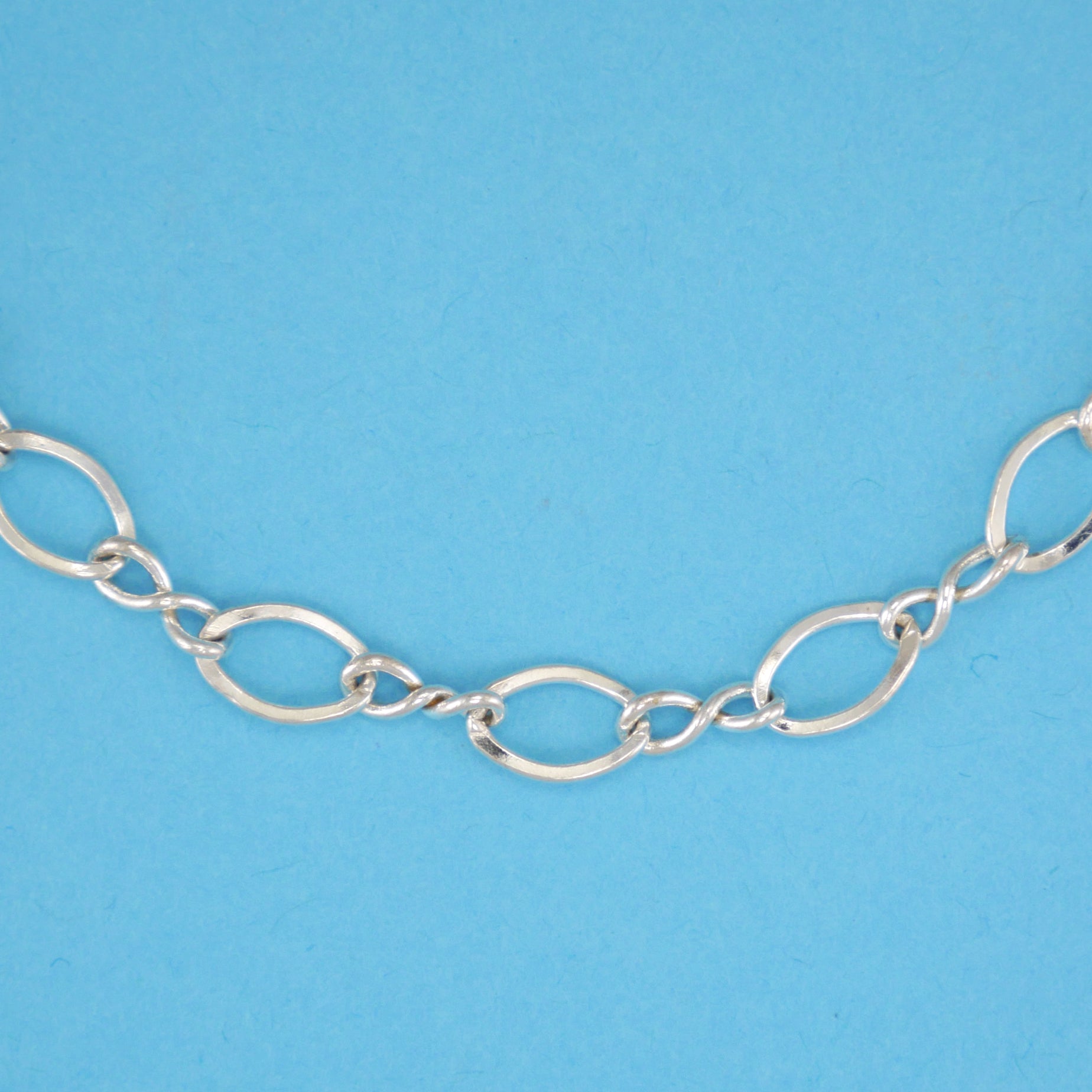 Figure Eight Flat Chain - Charmworks
