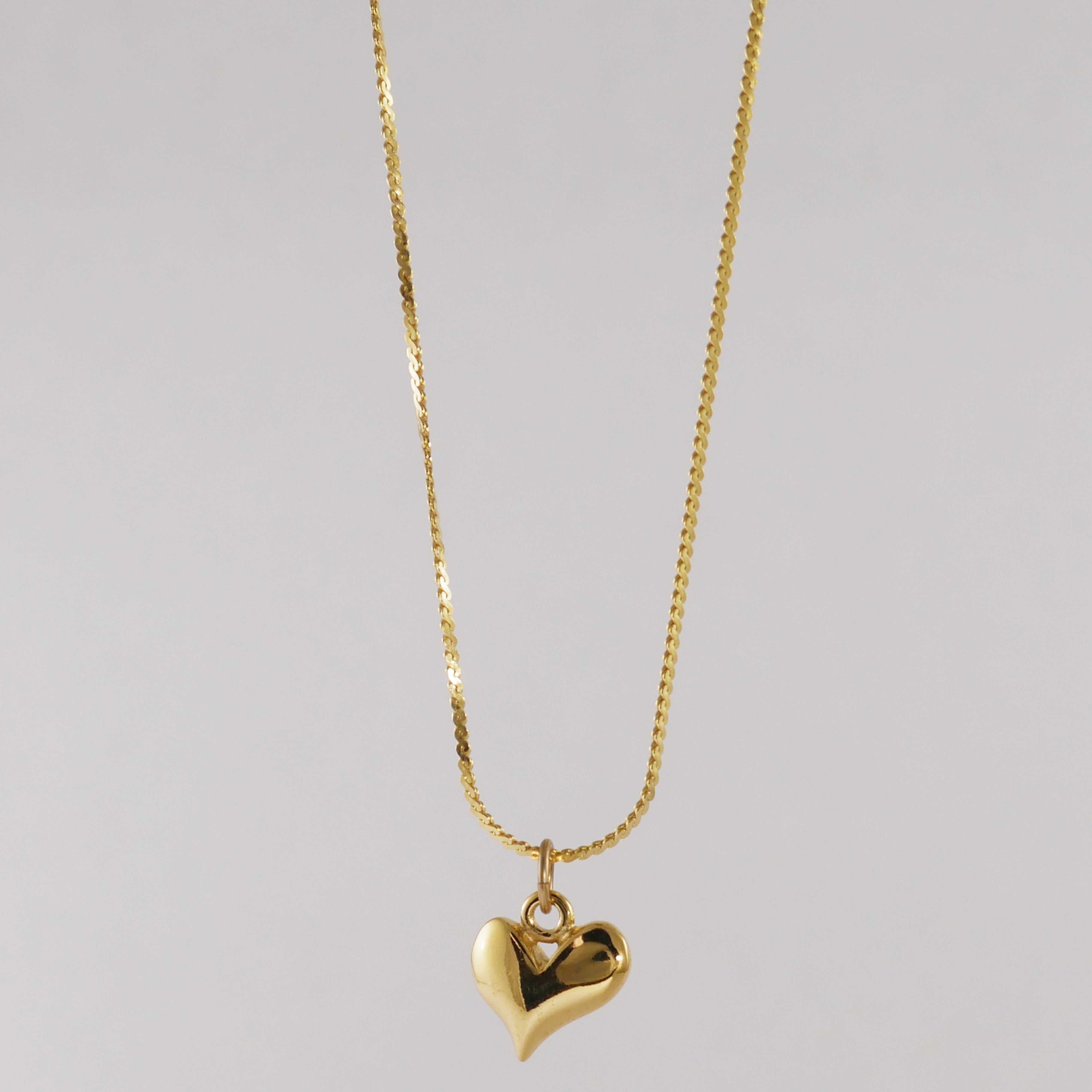 Gold heart-shaped pendant necklace
